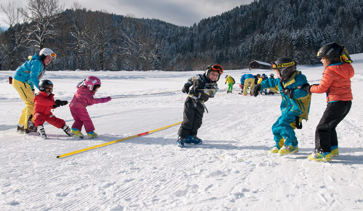 Seilziehende und lachende Kinder