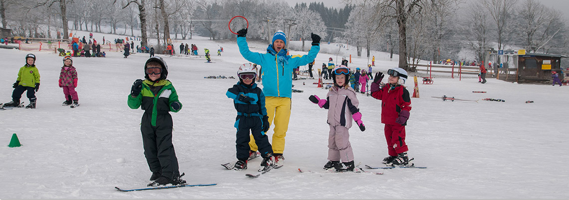 lehrerin mit Kindern jubeln