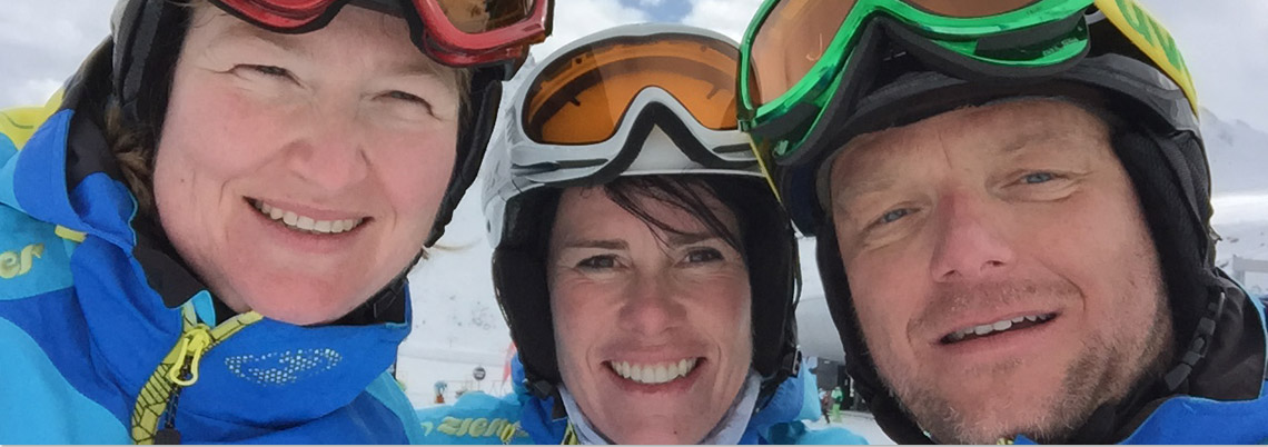 Gruppe von 3 Skilehrern lachen
