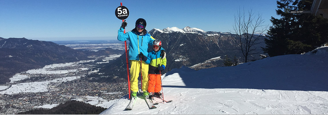 Skischueler und Lehrer stehen am Starthang der Kandahar