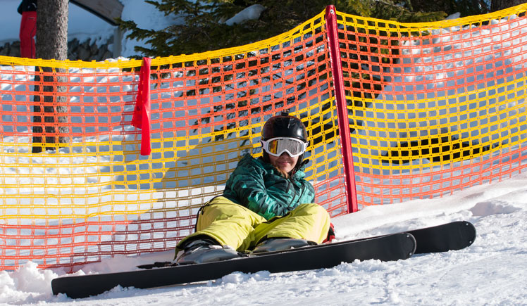 Skifahren lernen Skifahrern liegt im Schnee